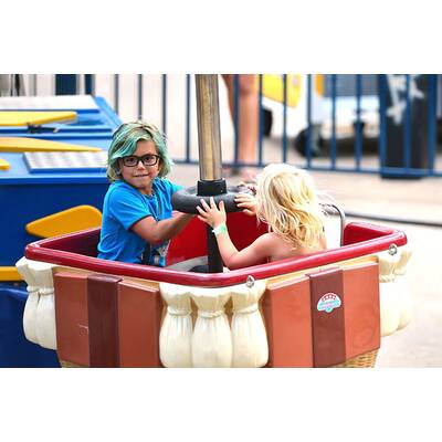 Süß: Zuma & Kingston fahren Achterbahn