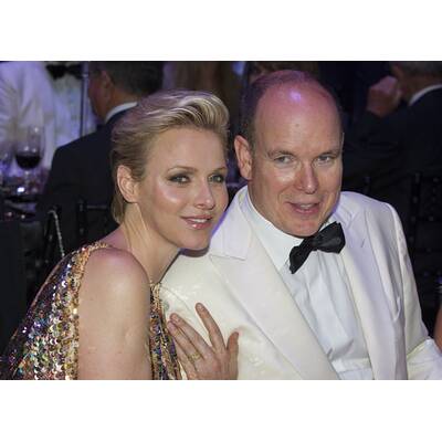 Charlene & Albert turteln am Rotkreuzball