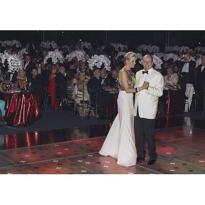 Charlene & Albert turteln am Rotkreuzball