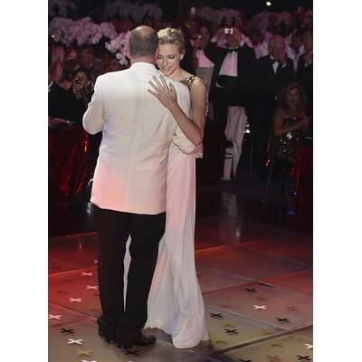 Charlene & Albert turteln am Rotkreuzball