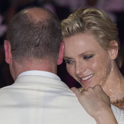 Charlene & Albert turteln am Rotkreuzball