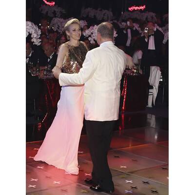 Charlene & Albert turteln am Rotkreuzball