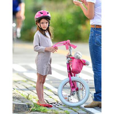 Katie Holmes bring Suri Cruise das Rad fahren bei