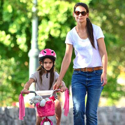 Katie Holmes bring Suri Cruise das Rad fahren bei