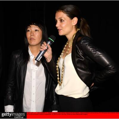 Katie Holmes debütiert bei New York Fashion Week als Modedesignerin