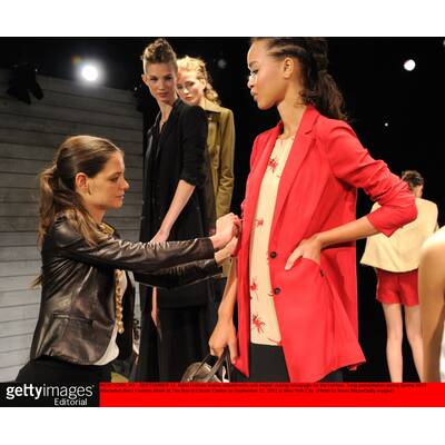 Katie Holmes debütiert bei New York Fashion Week als Modedesignerin