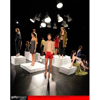 Katie Holmes debütiert bei New York Fashion Week als Modedesignerin