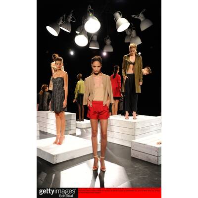 Katie Holmes debütiert bei New York Fashion Week als Modedesignerin