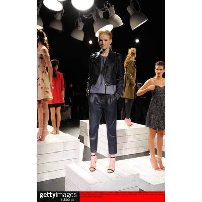 Katie Holmes debütiert bei New York Fashion Week als Modedesignerin