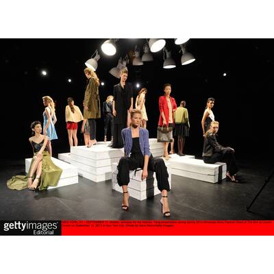 Katie Holmes debütiert bei New York Fashion Week als Modedesignerin