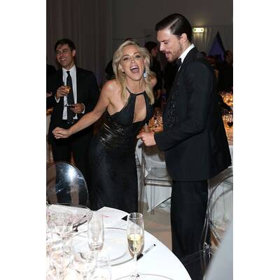 Sharon Stone in Turtel-Stimmung bei der amfAR-Gala in Mailand