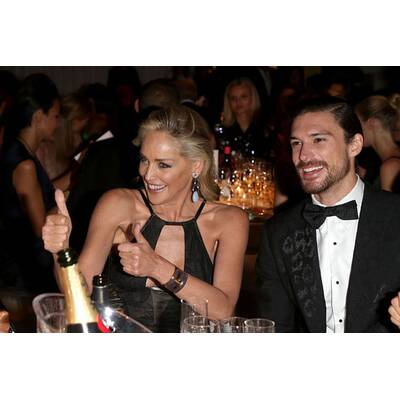 Sharon Stone in Turtel-Stimmung bei der amfAR-Gala in Mailand