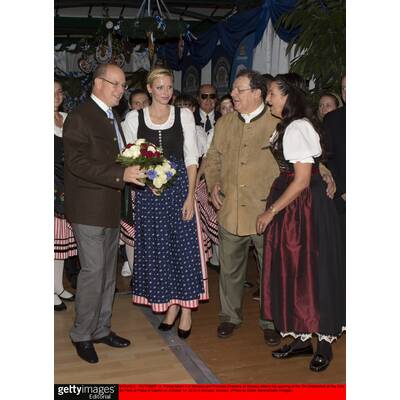 Die Fürstin in fescher Tracht