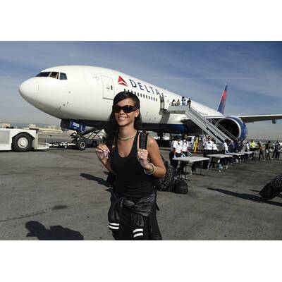 Rihanna fliegt mit Fans und Journalisten um die Welt