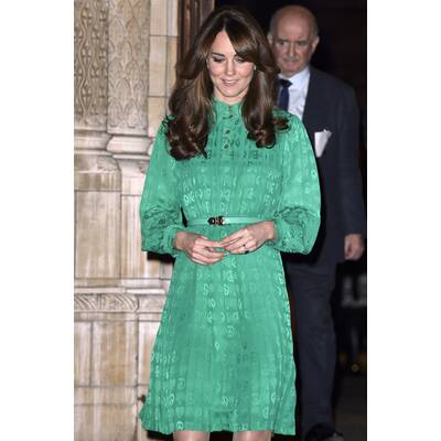 Kate im 80er Jahre Stil & Retro-Kleid 