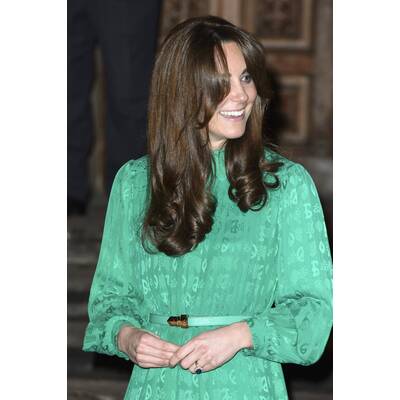 Kate im 80er Jahre Stil & Retro-Kleid 