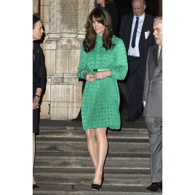 Kate im 80er Jahre Stil & Retro-Kleid 