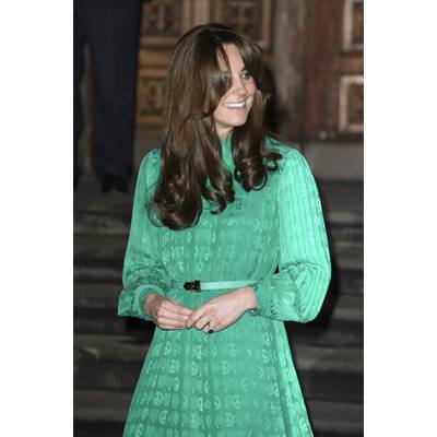 Kate im 80er Jahre Stil & Retro-Kleid 