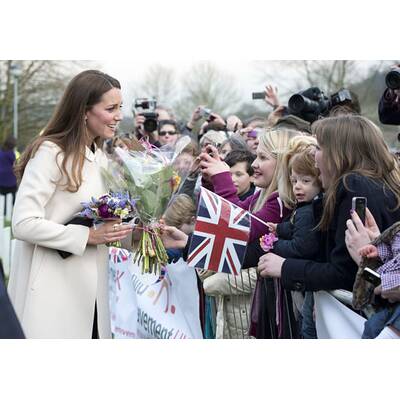 Kate kinderlieb: Sie übt schon fürs Baby