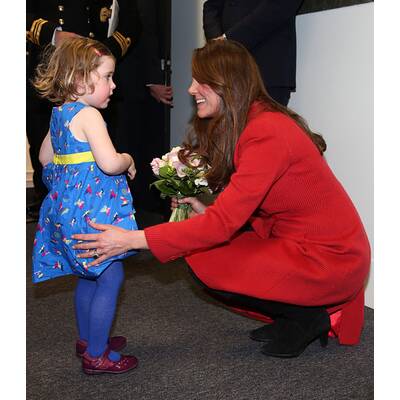 Herzogin lernt Kate-Puppe kennen