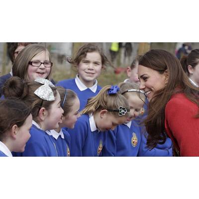 Herzogin lernt Kate-Puppe kennen