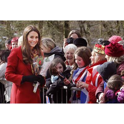 Herzogin lernt Kate-Puppe kennen