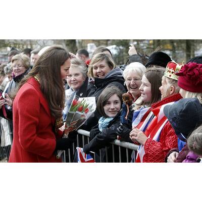 Herzogin lernt Kate-Puppe kennen