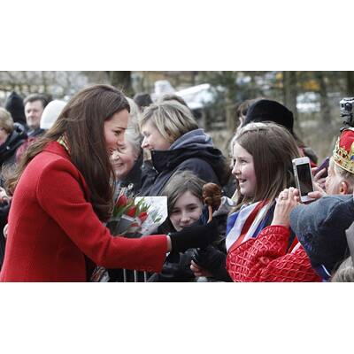 Herzogin lernt Kate-Puppe kennen