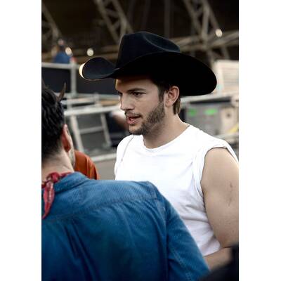 Ashton Kutcher als Cowboy auf Musikfestival 