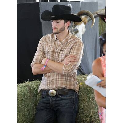 Ashton Kutcher als Cowboy auf Musikfestival 