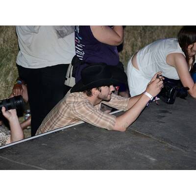 Ashton Kutcher als Cowboy auf Musikfestival 