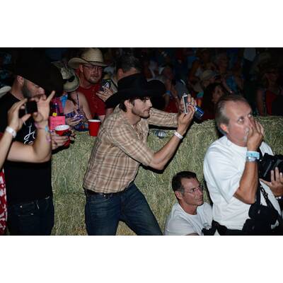 Ashton Kutcher als Cowboy auf Musikfestival 