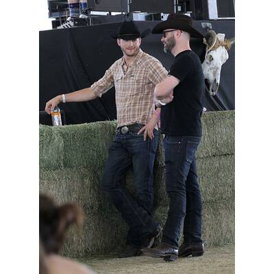 Ashton Kutcher als Cowboy auf Musikfestival 