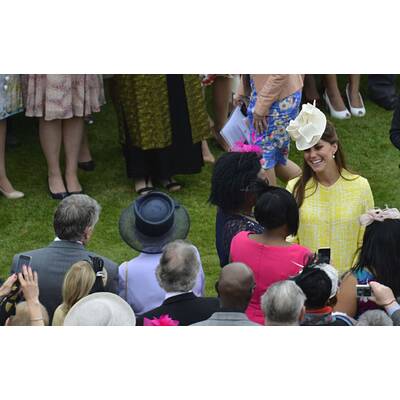 Strahlende Kate verzaubert bei Gartenfest der Queen