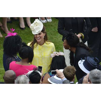 Strahlende Kate verzaubert bei Gartenfest der Queen