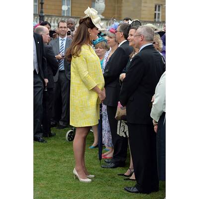 Strahlende Kate verzaubert bei Gartenfest der Queen