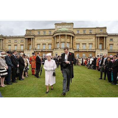 Strahlende Kate verzaubert bei Gartenfest der Queen