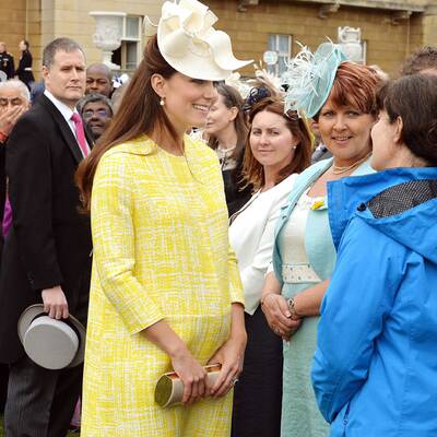 Strahlende Kate verzaubert bei Gartenfest der Queen