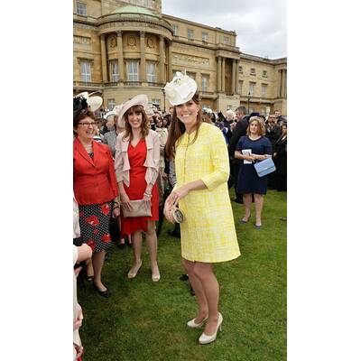 Strahlende Kate verzaubert bei Gartenfest der Queen