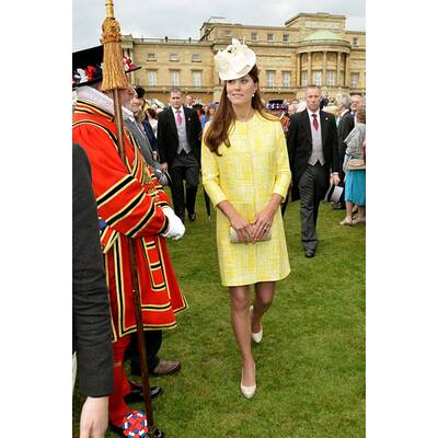 Strahlende Kate verzaubert bei Gartenfest der Queen