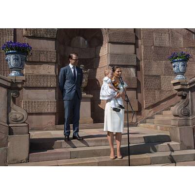 Mini-Prinzessin Estelle verzaubert am schwedischen Nationalfeiertag