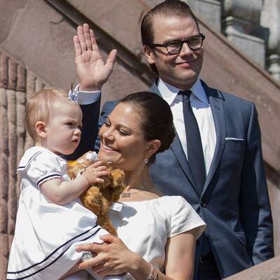 Mini-Prinzessin Estelle verzaubert am schwedischen Nationalfeiertag