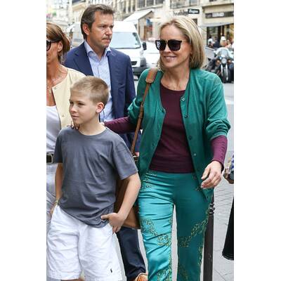 Sharon Stone zeigt, dass sie nichts darunter trägt