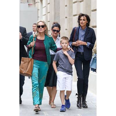 Sharon Stone zeigt, dass sie nichts darunter trägt