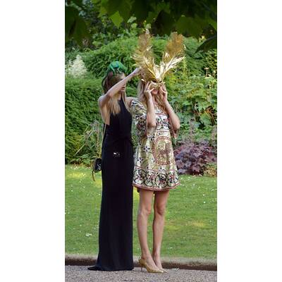 Prinz Charles, Camilla und Cara amüsieren sich prächtig