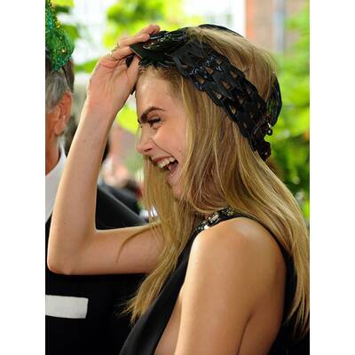 Prinz Charles, Camilla und Cara amüsieren sich prächtig