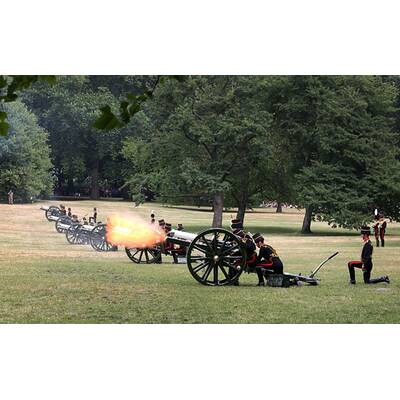 41 Salutschüsse zu Ehren des kleinen Prinzen