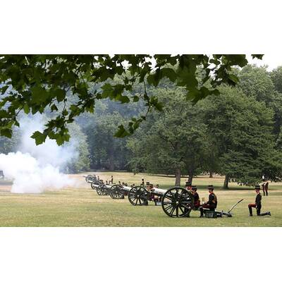 41 Salutschüsse zu Ehren des kleinen Prinzen