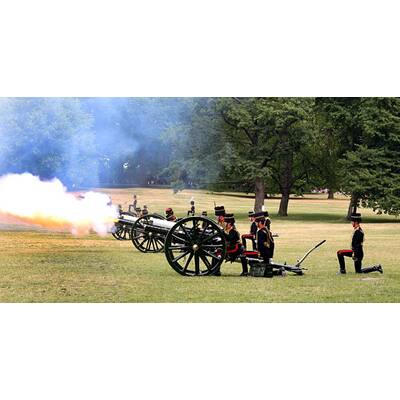 41 Salutschüsse zu Ehren des kleinen Prinzen
