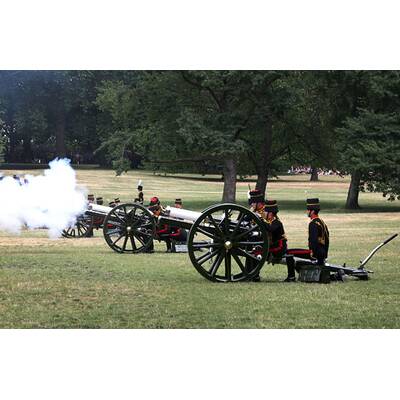 41 Salutschüsse zu Ehren des kleinen Prinzen